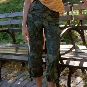Anthropologie ‘RIPLEY’ Green Floral Camo Cargo Cropped Pants – Size 31